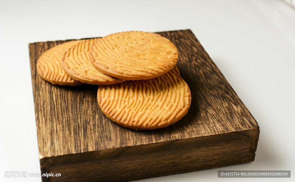 木制托盘上的 猴头菇饼干