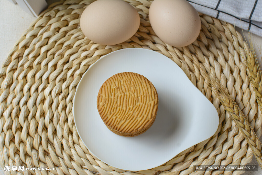  猴头菇饼干与鸡蛋的静物组合