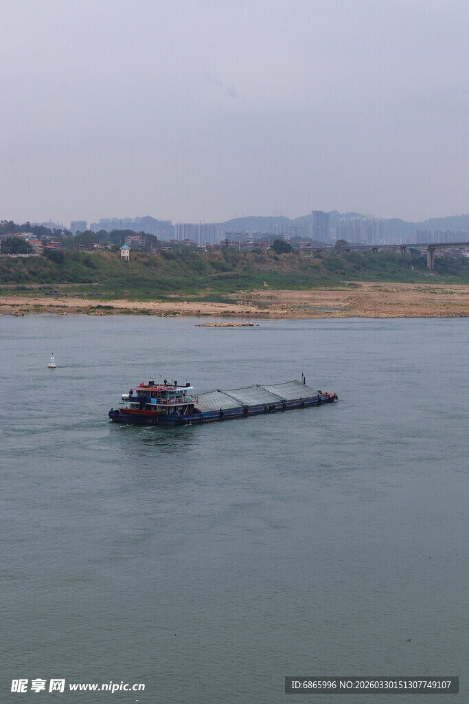 水面上的作业船只