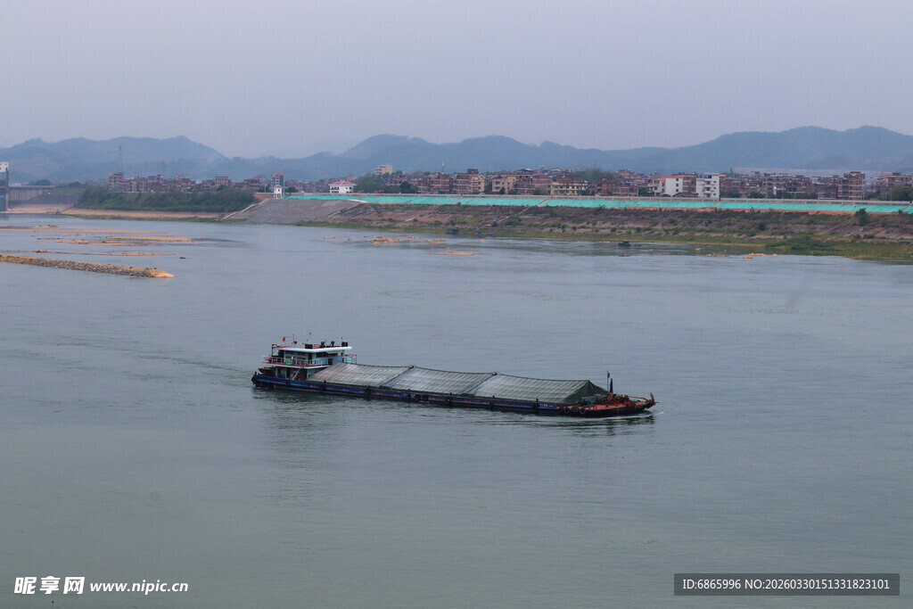 江面上航行的载货船只