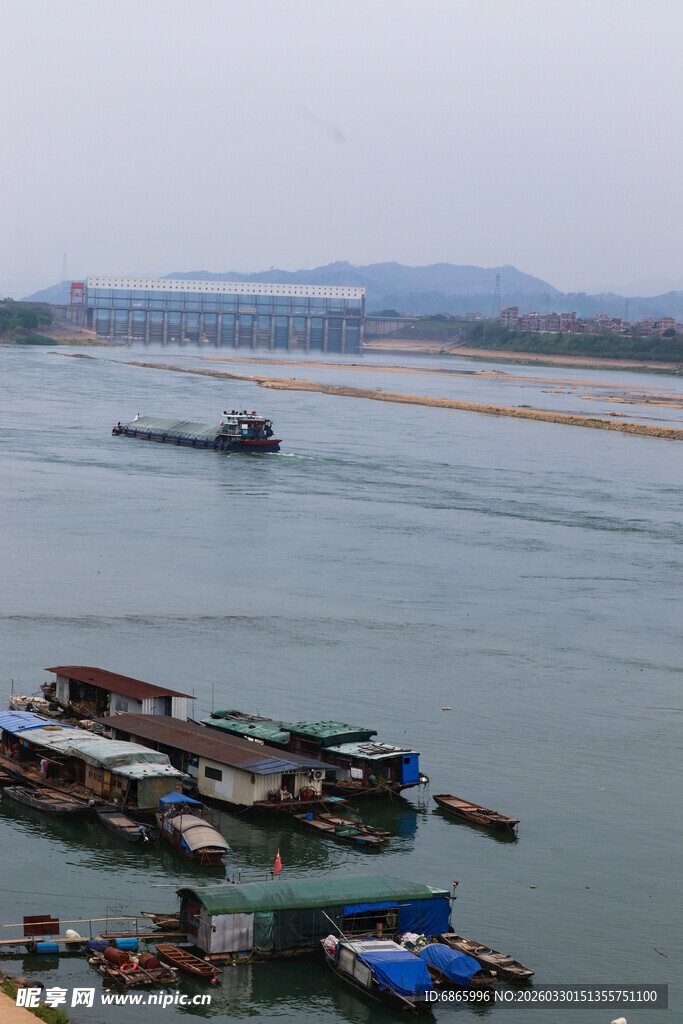 江边停泊的船只与水上人家