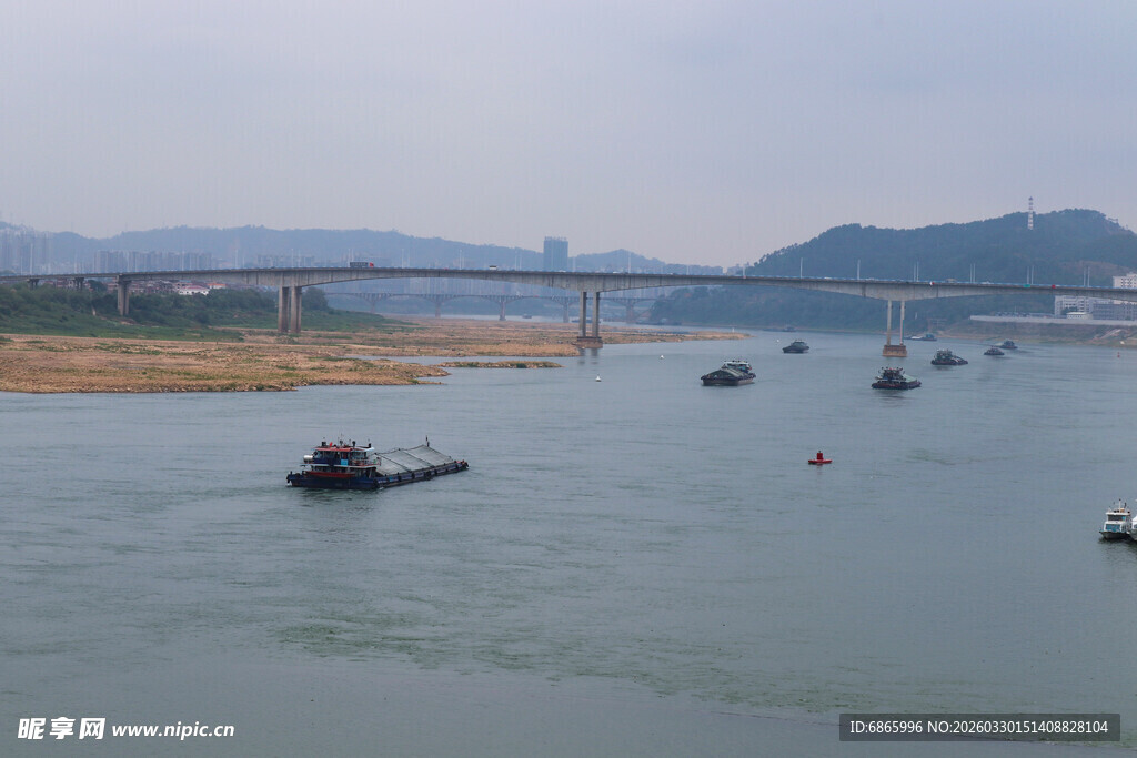 江面上的船只与开阔景致