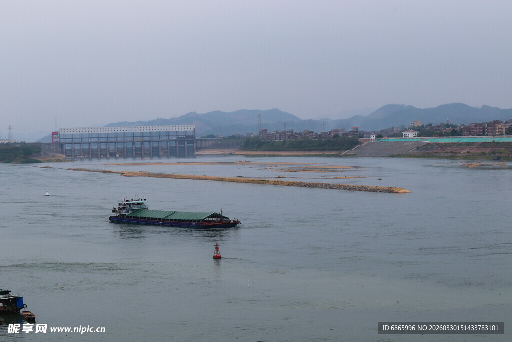 江面上的船只与漂浮物