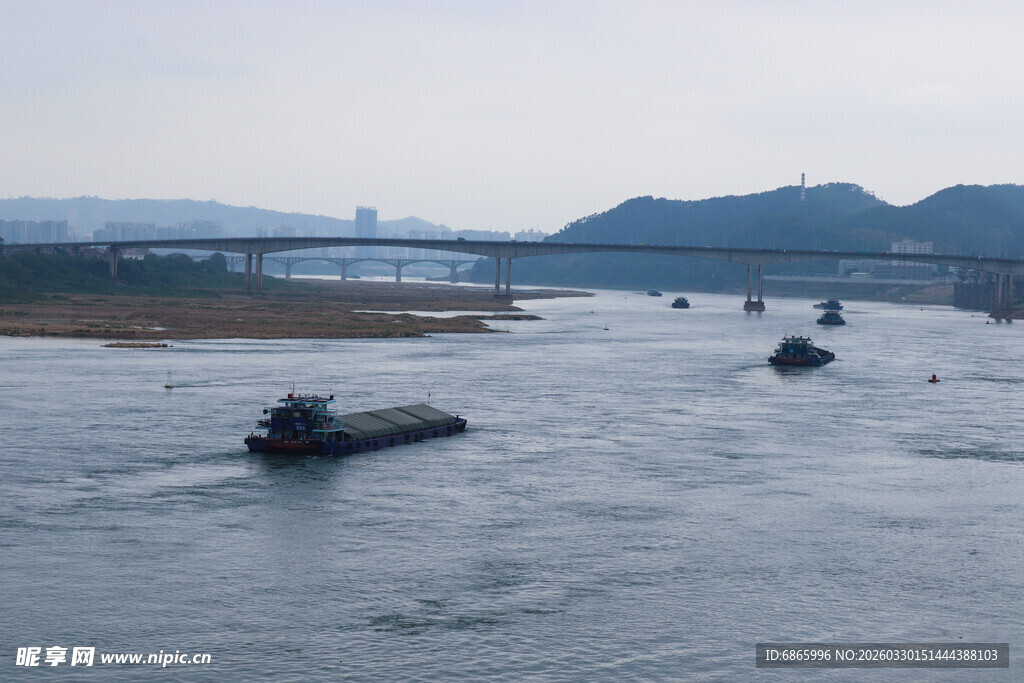 江面上行驶的船只与远山