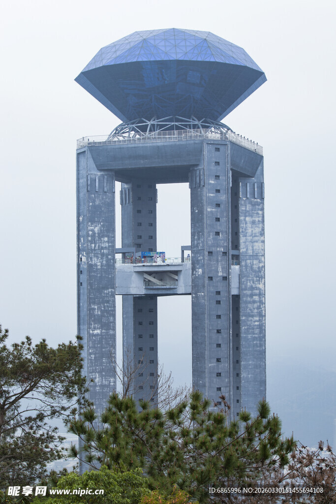 巨型雷达塔屹立于山林间