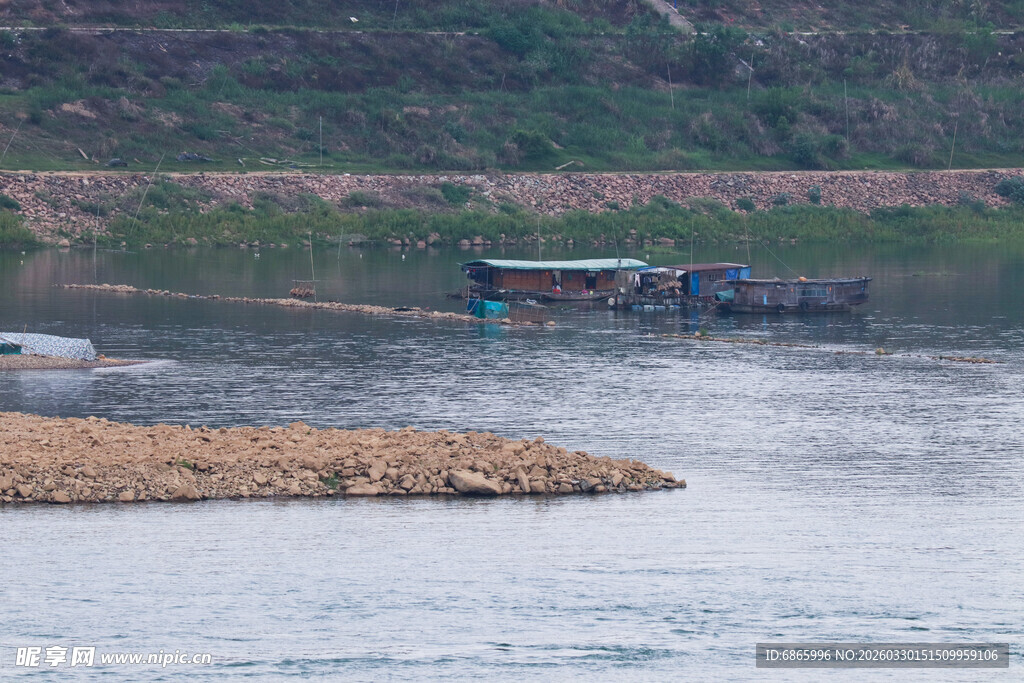 江边水上建筑景观