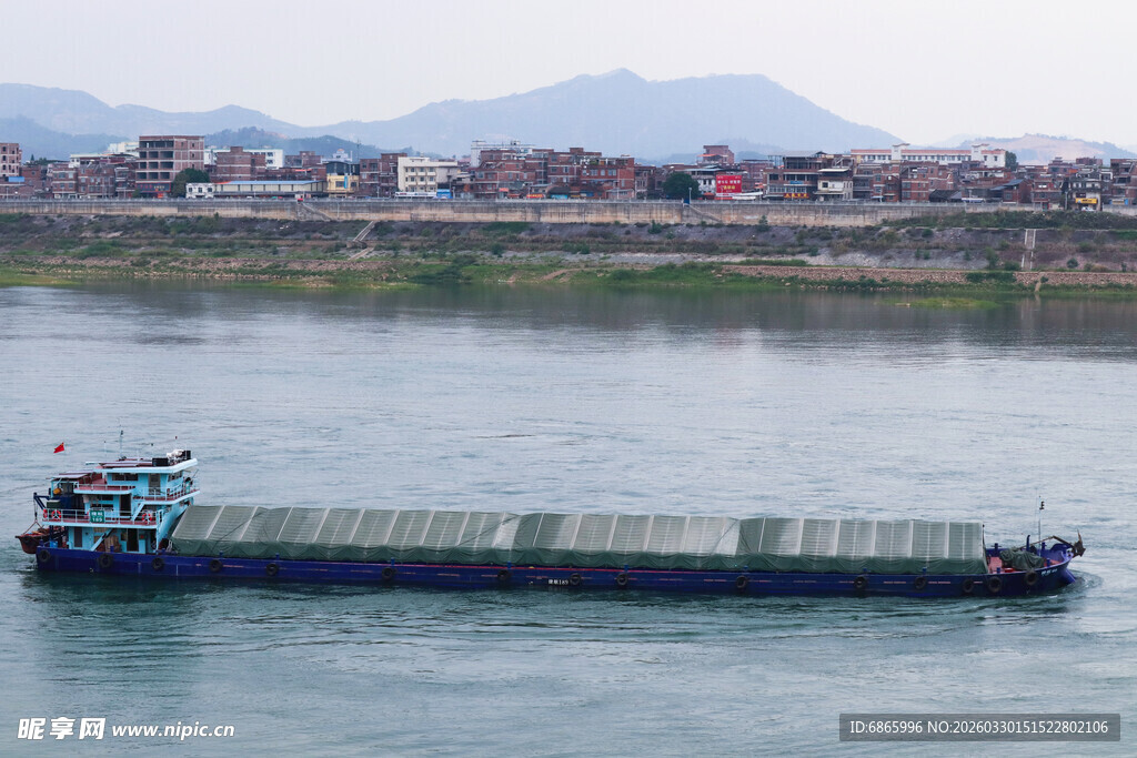 江上货船航行