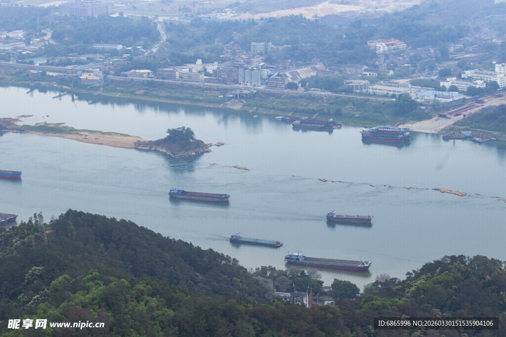 俯瞰江面船只与周边景致