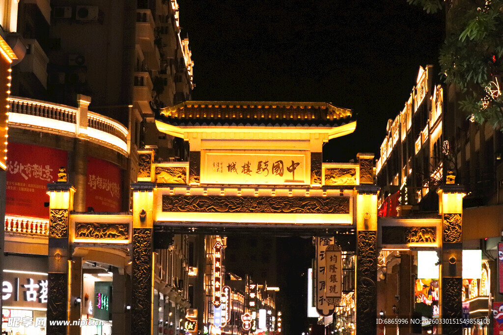 繁华都市中的璀璨牌坊