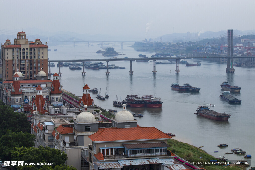江边城市景观与来往船只
