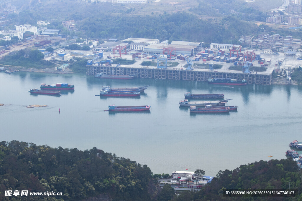 港口船只全景俯瞰图