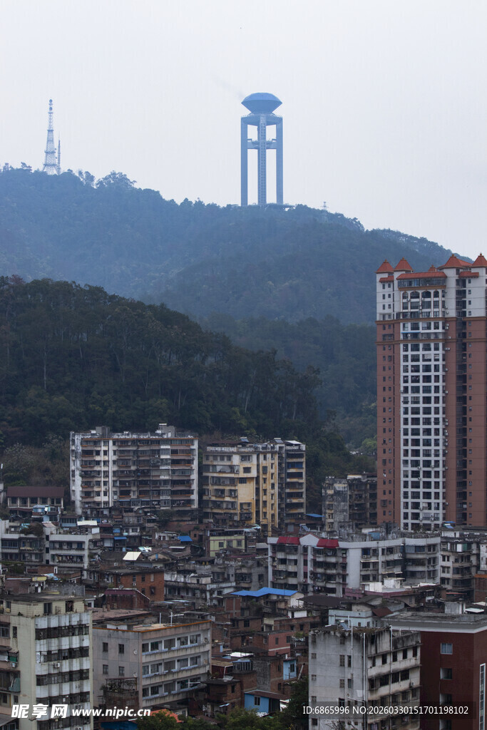 山城城市景观与远处高塔