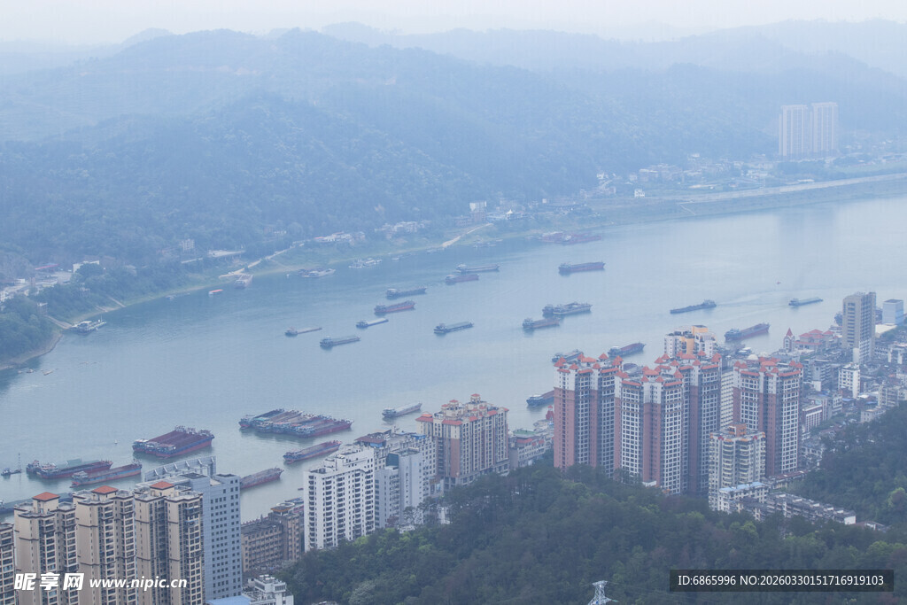 山城江景城市建筑与船只