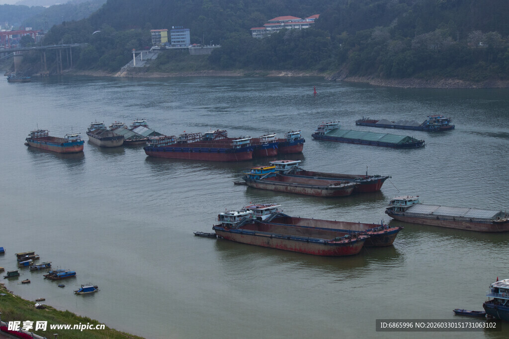 江边停泊众多船只景象