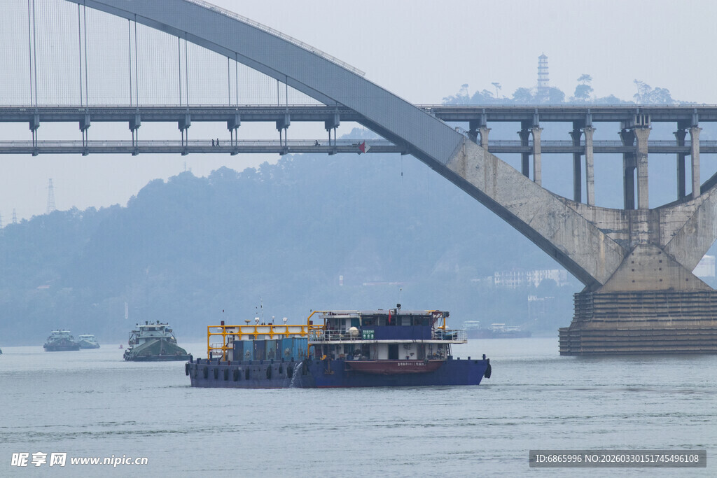 江上船只与拱形大桥景色