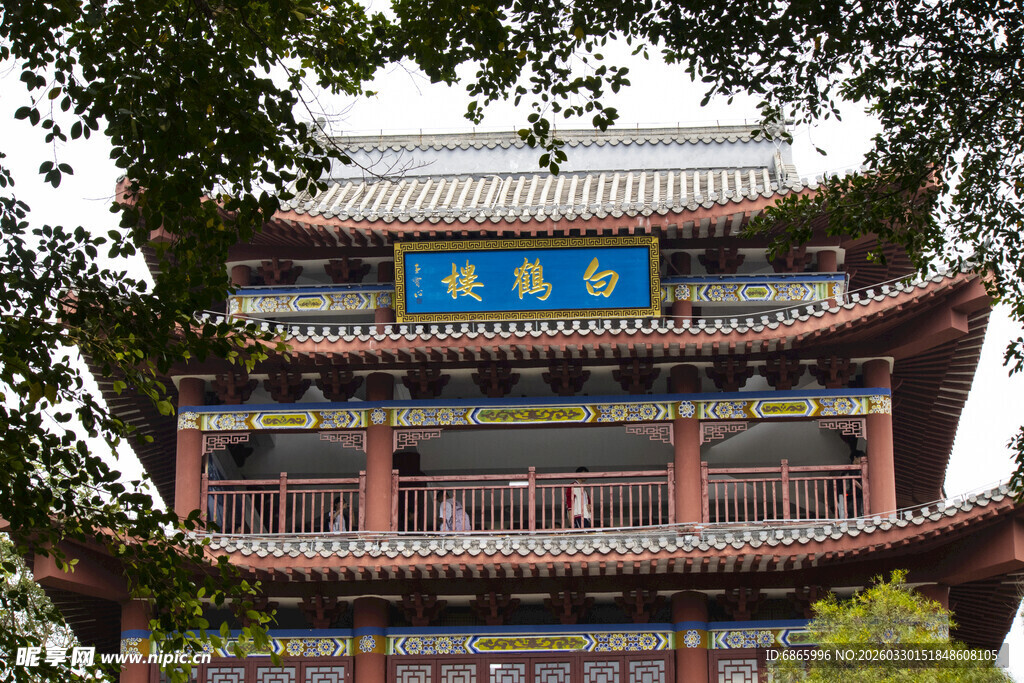 中式古楼飞檐翘角展古韵