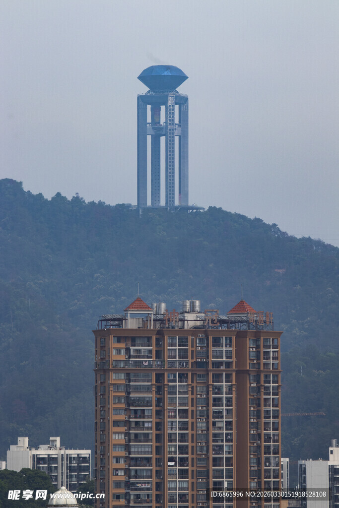 城市高楼与远处地标建筑