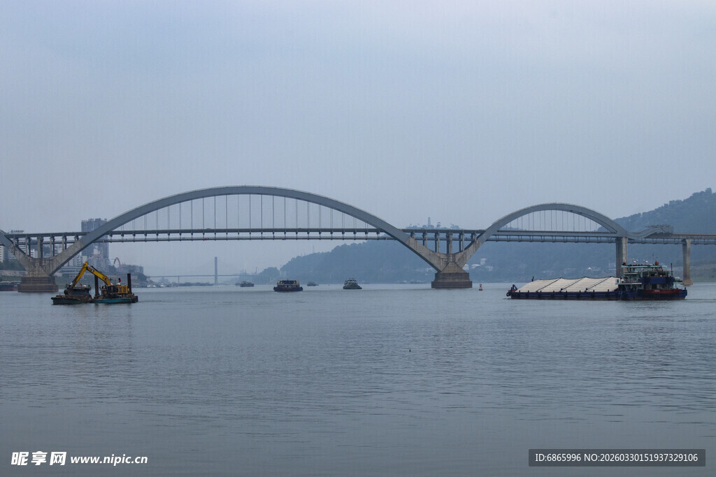 江上拱形大桥与船只景象