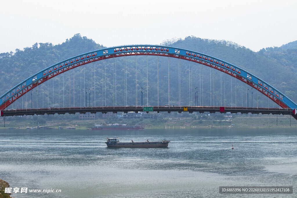 江上彩虹拱桥壮丽景观