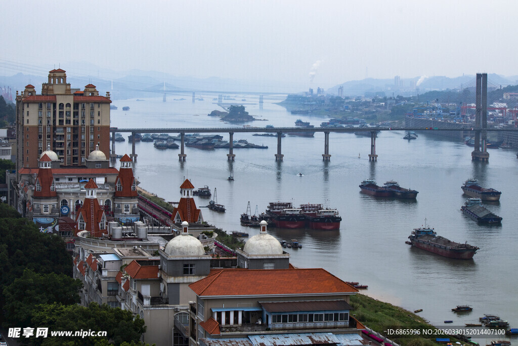 江边城市景观与船只