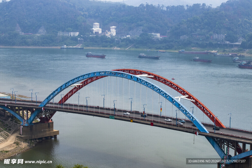 多彩拱桥横跨宽阔江面