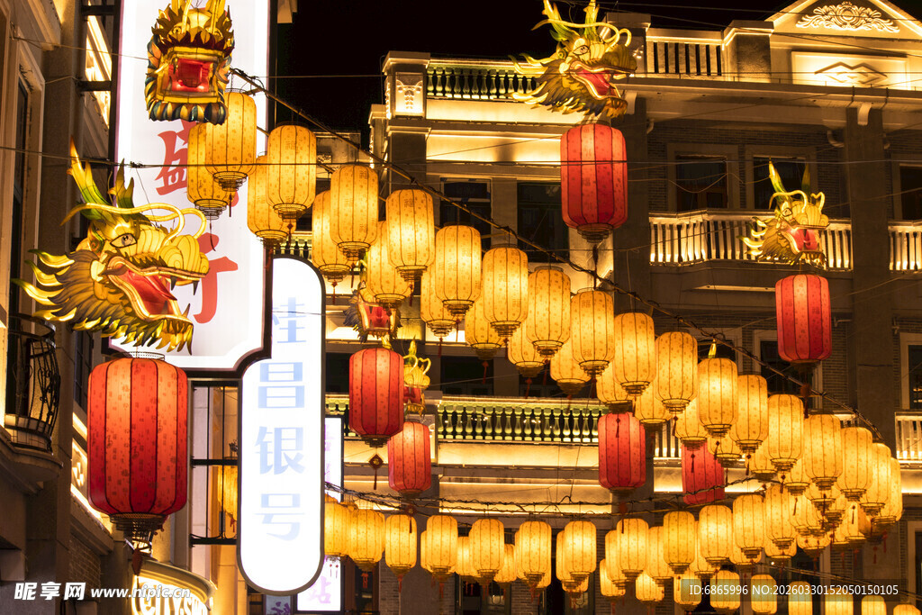 古街挂饰灯笼营造节日氛围