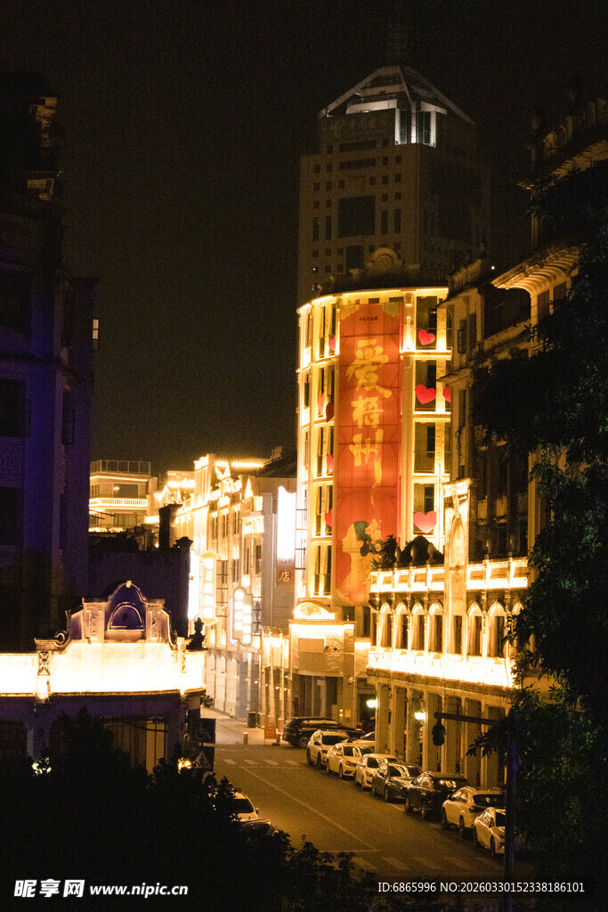 城市夜景中的璀璨建筑