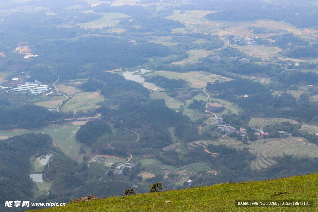 俯瞰翠绿山野与广袤大地