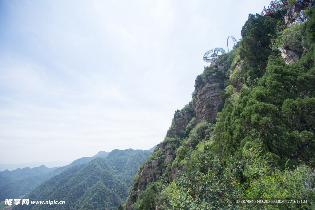 陡峭山壁上的翠绿植被