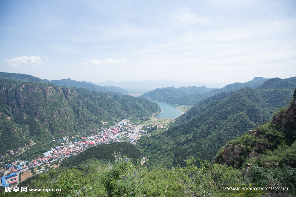 俯瞰山间城镇与河流景观