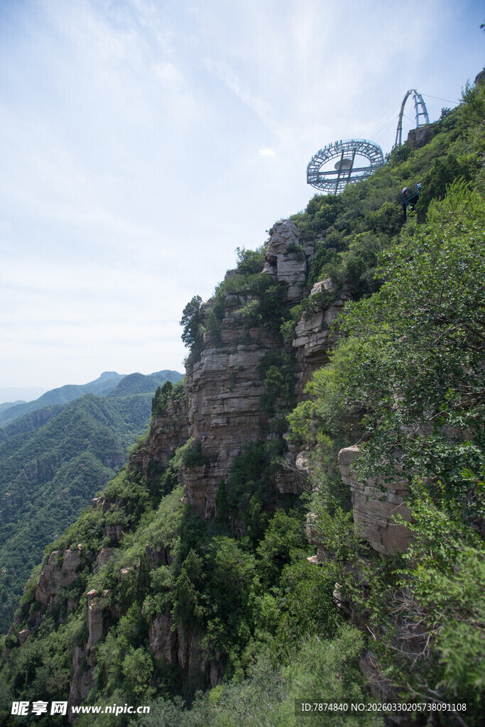 峻岭青山间的繁茂植被