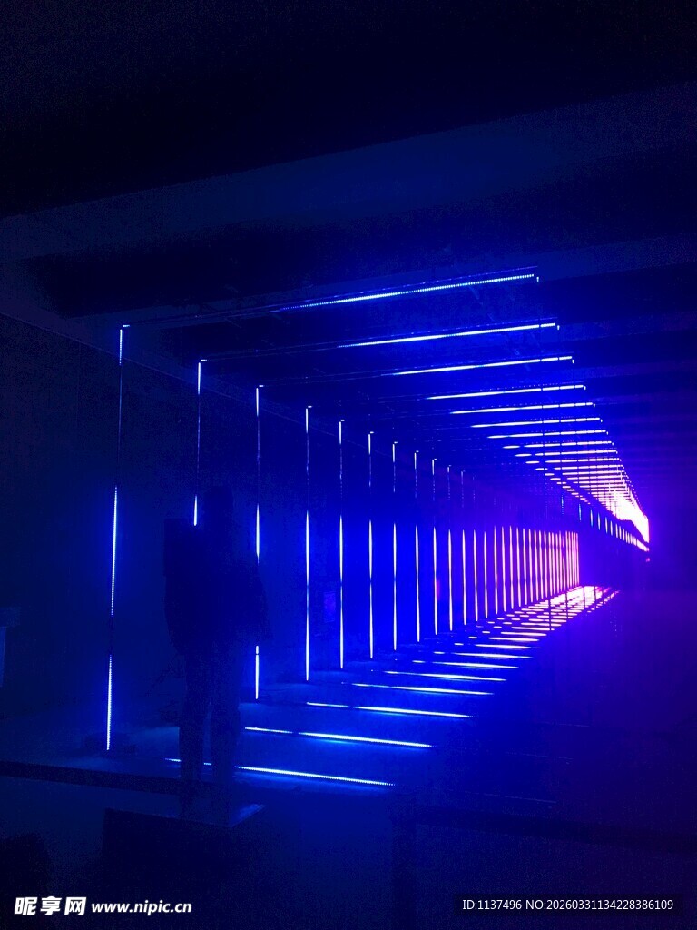 蓝色炫光隧道空间效果