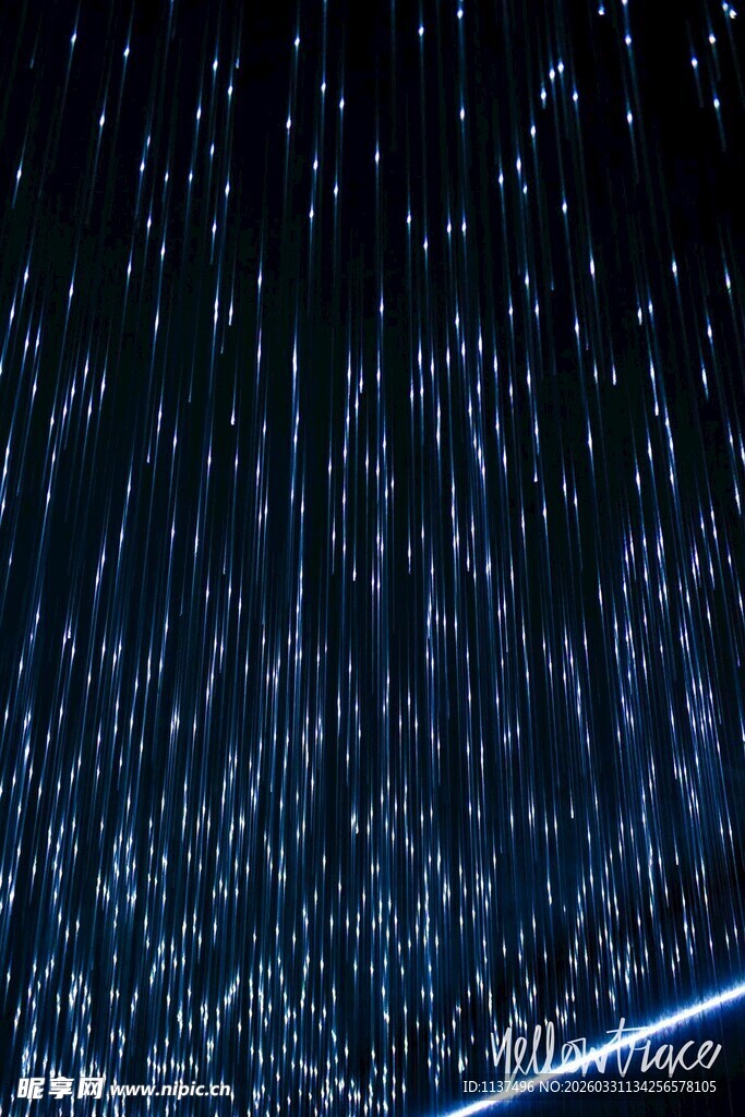 夜空中洒落的璀璨雨丝