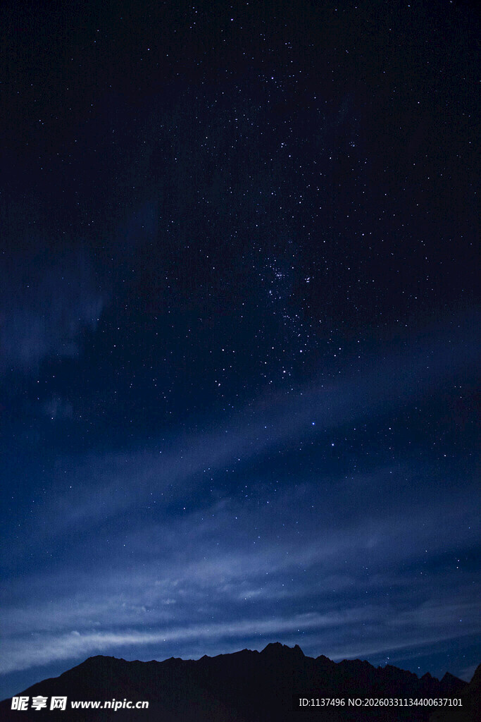 夜空繁星下的山峦美景