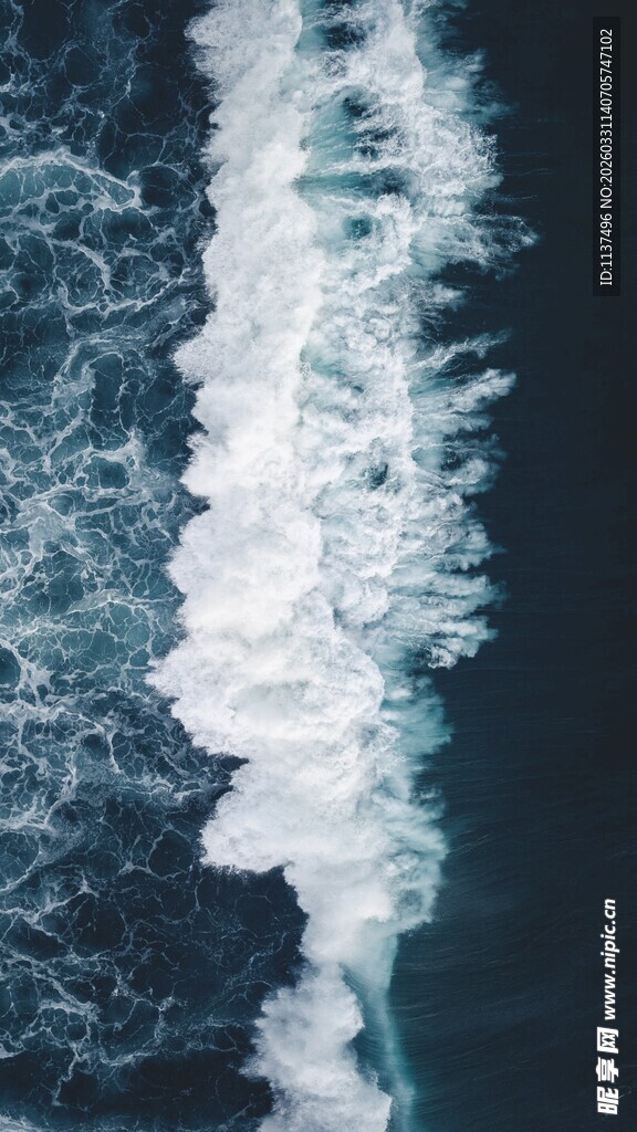 船行海面激起白色浪花