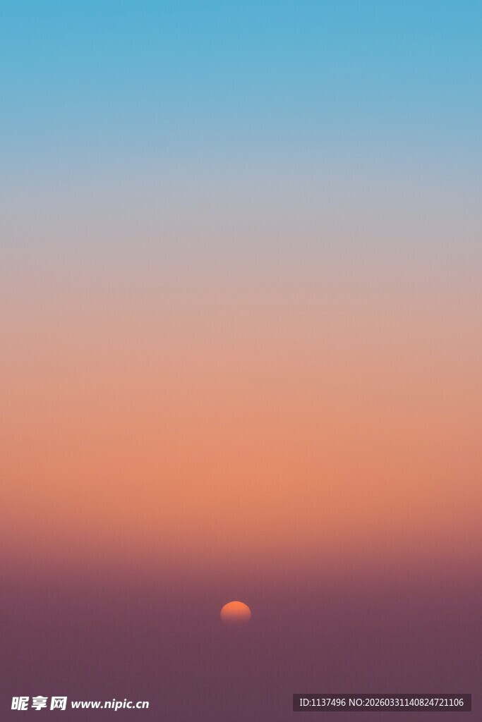 日出时分的绚丽天际