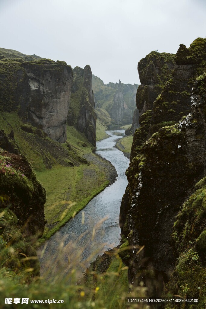 峡谷间蜿蜒流淌的河流
