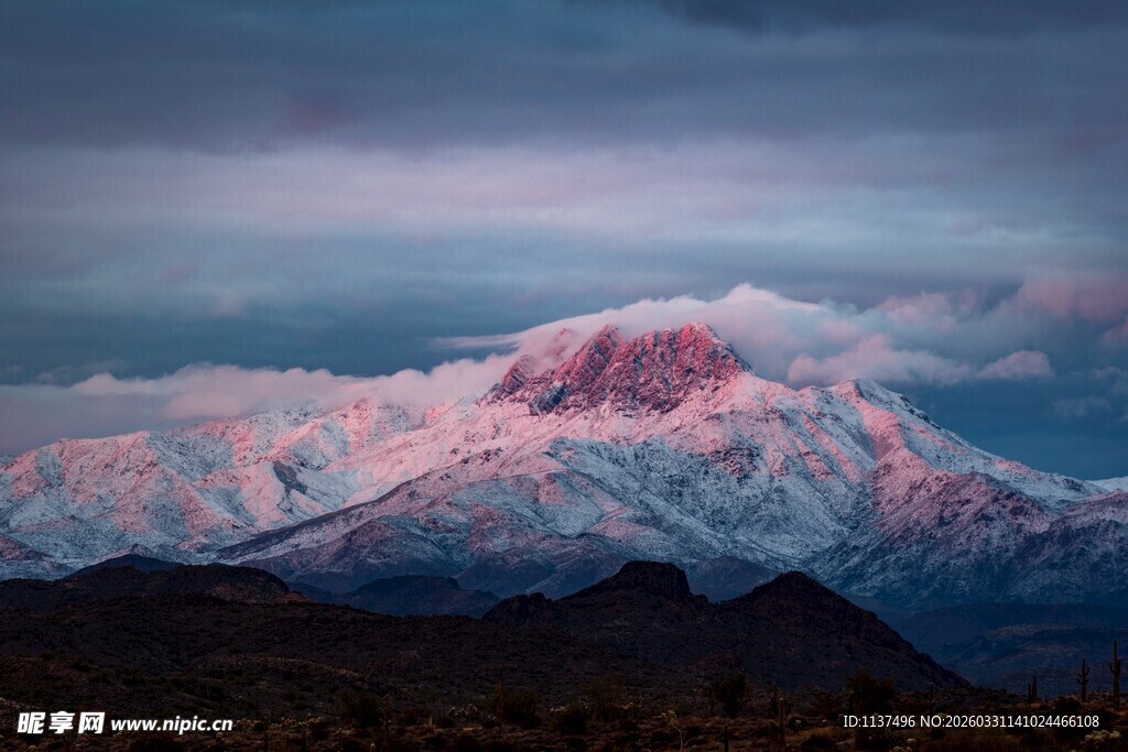壮丽雪山映霞光