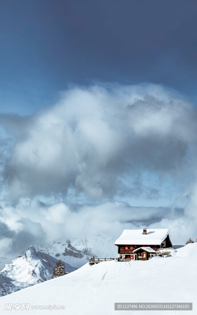 雪山小屋 云端下的静谧景象