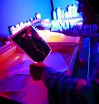 手持照片于灯光绚丽场景