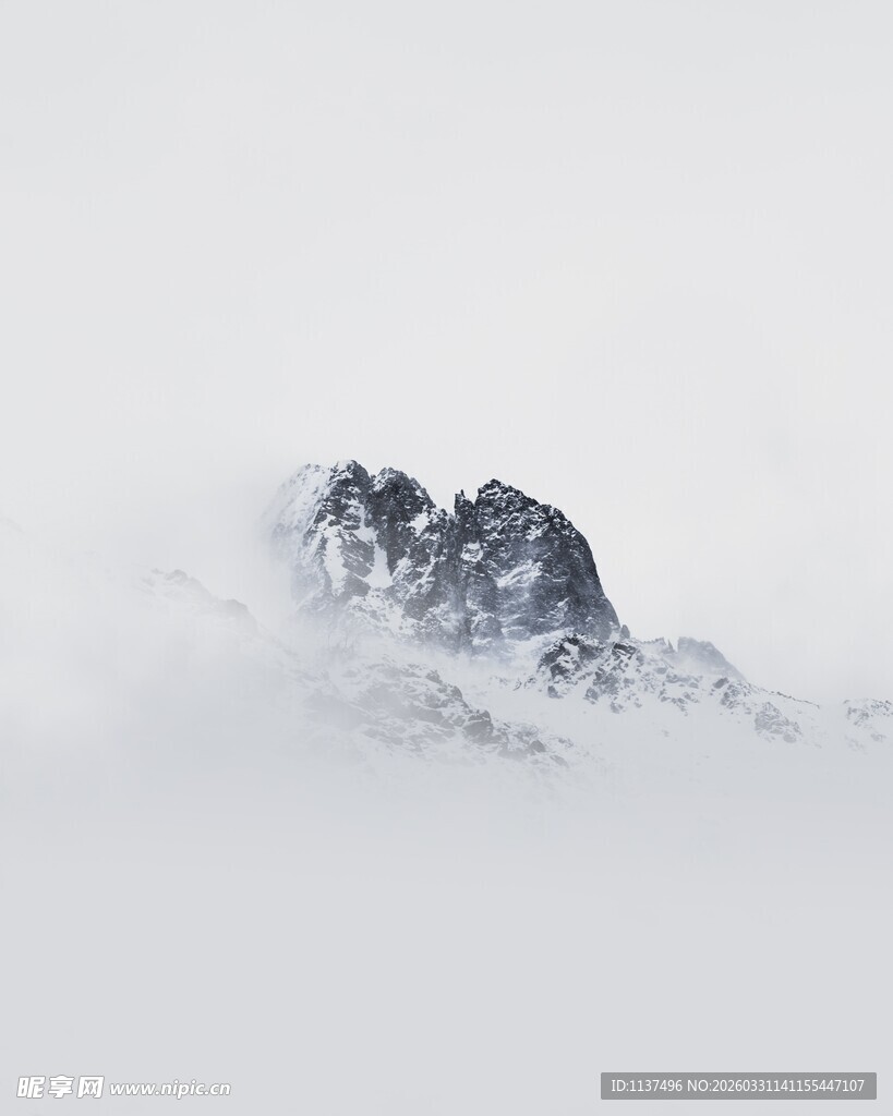 云雾缭绕中的巍峨山峰