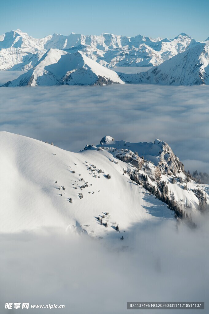 雪山云海壮丽景观