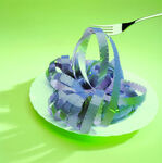 彩色意面配叉于绿盘上