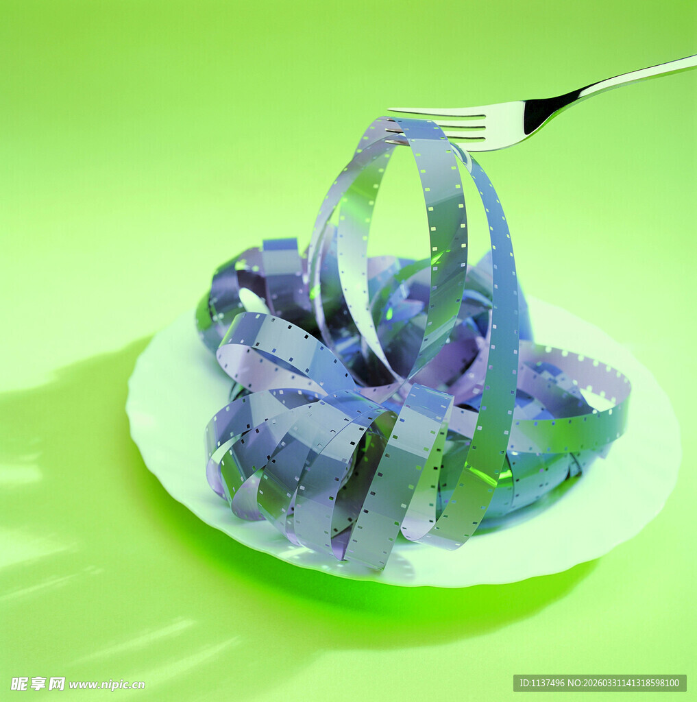 彩色意面配叉于绿盘上