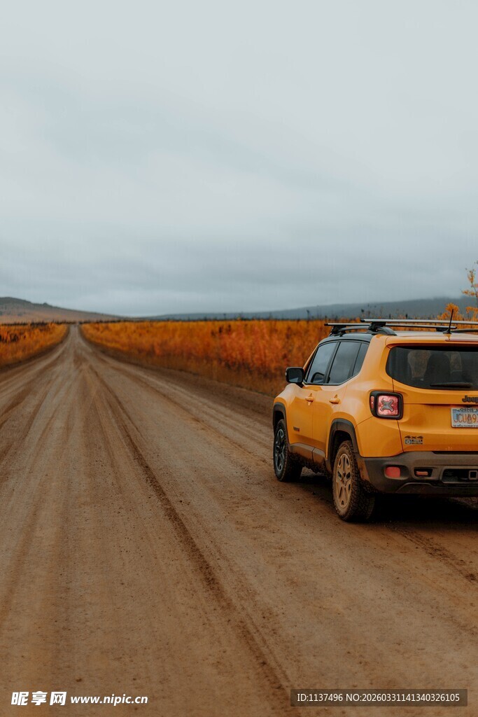 越野汽车行驶在旷野土路