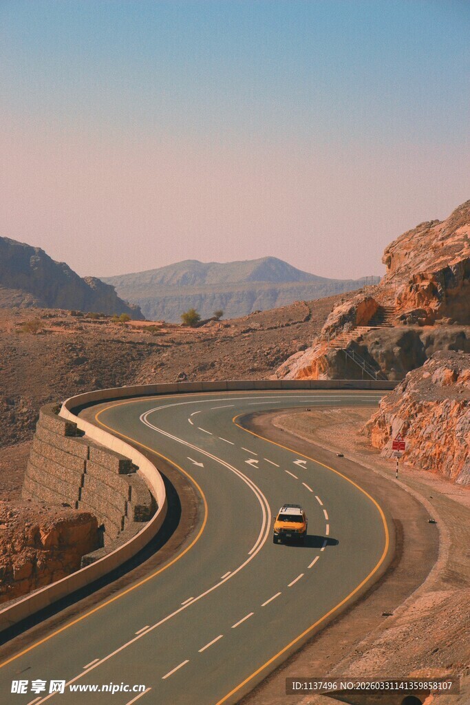 蜿蜒公路穿行壮丽山川
