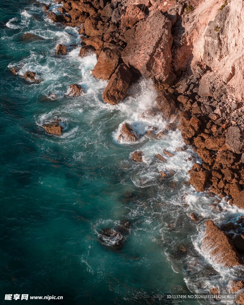 海岸边的碧蓝海水与礁石