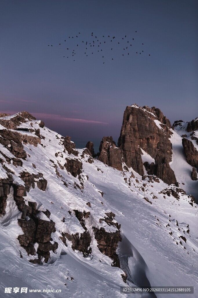 雪覆山峦的壮丽黄昏景色