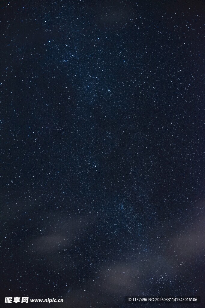 夜空繁星与朦胧云朵