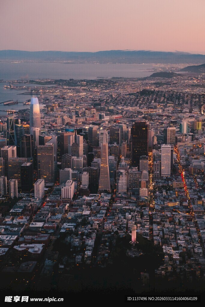 黄昏下的繁华都市景观